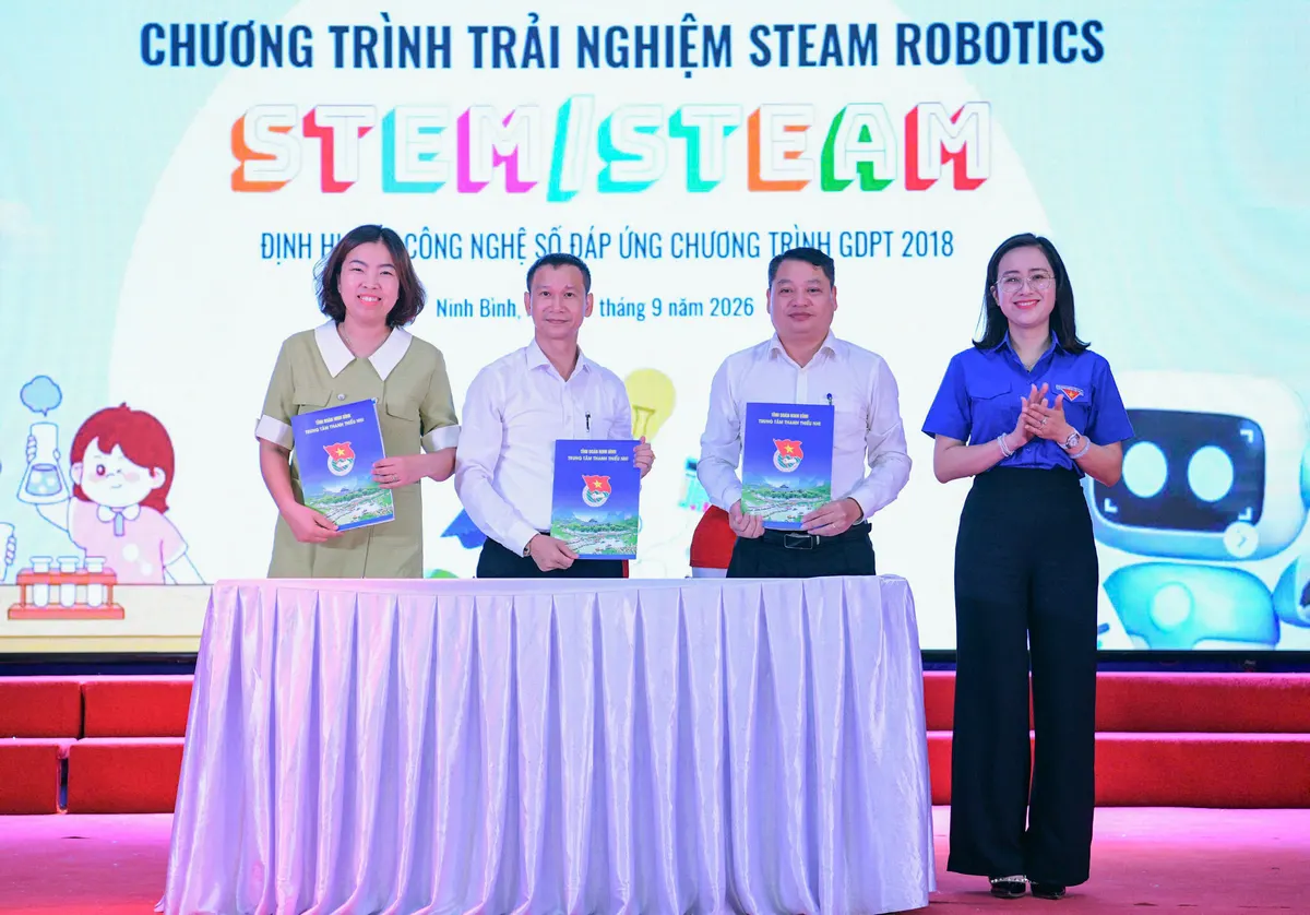 Lễ trao giáo trình chương trình trải nghiệm STEM/STEAM Robotics