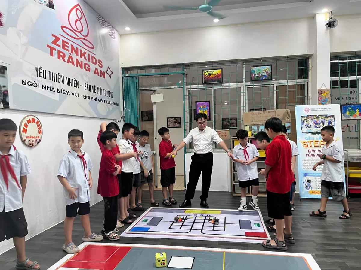 Học sinh theo dõi robot chạy trên sân tại ZEN KIDS Tràng An
